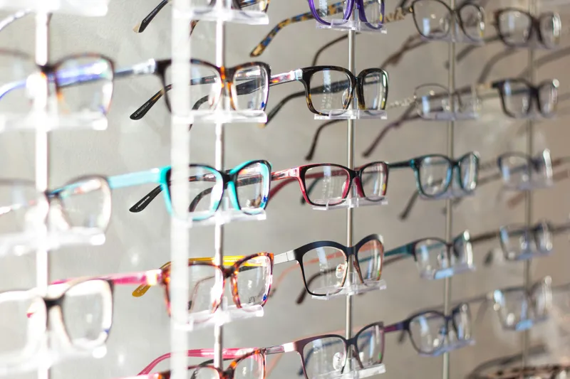 Optik mağazasında göz muayenesi ortamı